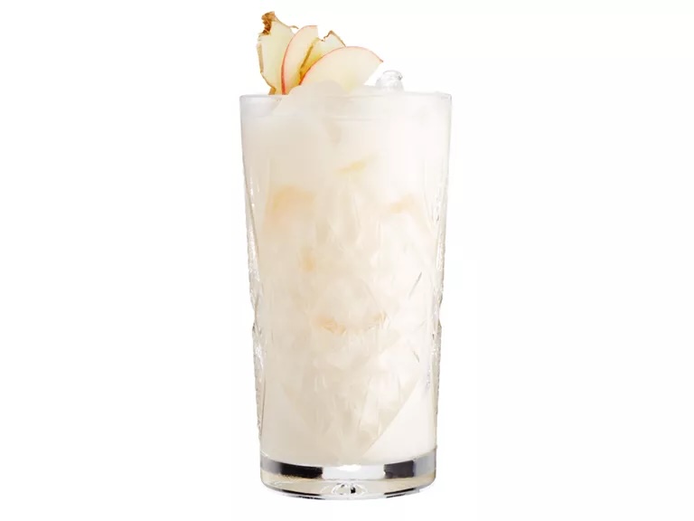 Ginger Colada – forfriskende cocktail med kokos og ingefær, serveret i højt glas med knust is og ananaspynt.