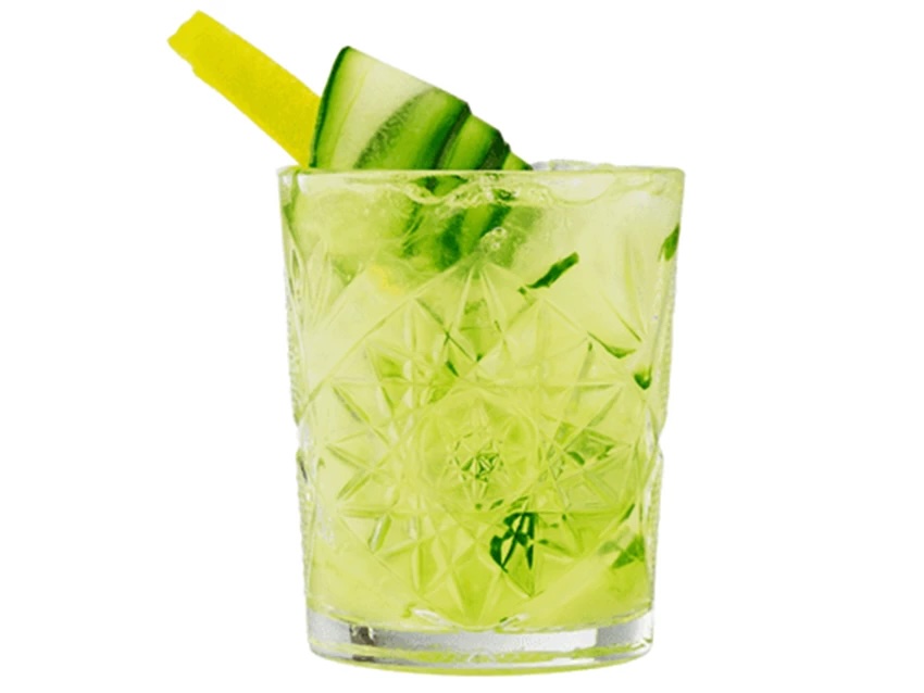 Go on Green – forfriskende grøn cocktail serveret i lavt glas med isterninger og frisk lime som garnish.