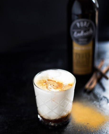 White Dane cocktail serveret i lavt glas med skumtop – en cremet og elegant drink med nordisk præg.