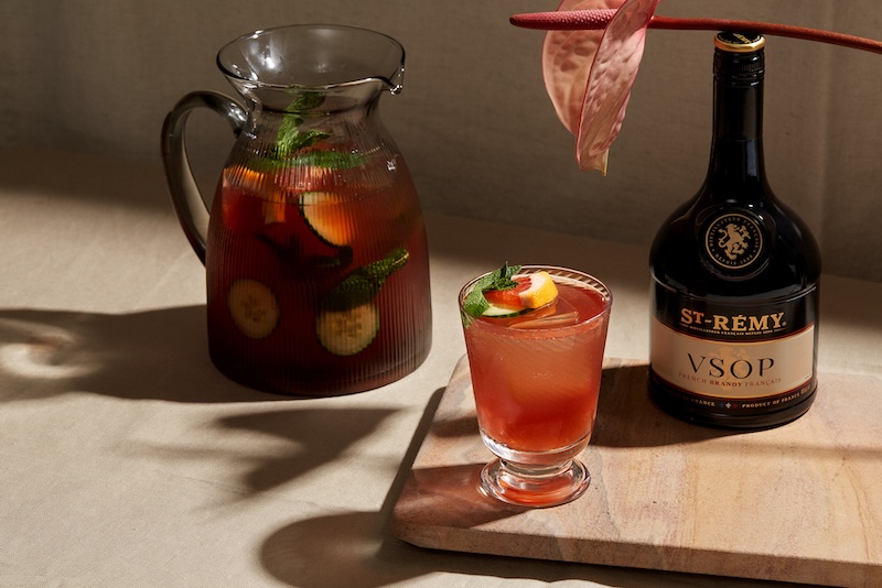 Solbær Sangria - Et billede af en frisklavet solbær sangria, perfekt til at nyde på varme sommerdage