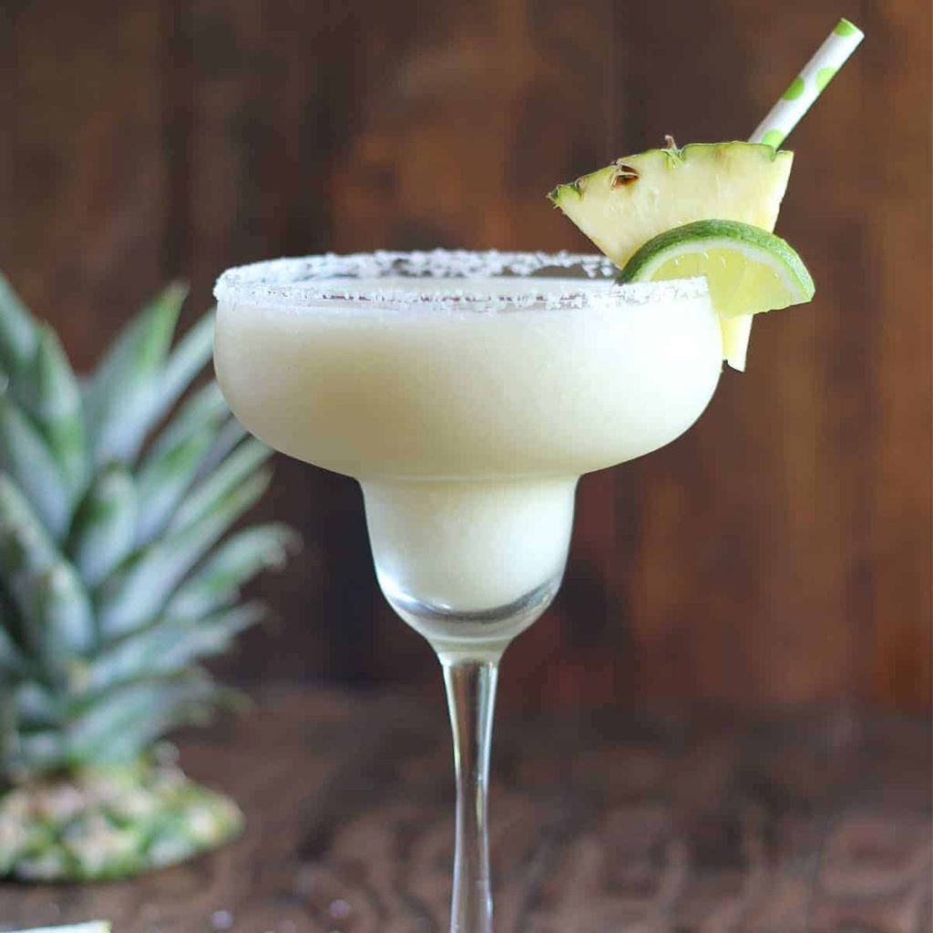 Frozen Coconut Pina Margarita – en tropisk og forfriskende cocktail, der kombinerer kokosnød, ananas og tequila i en lækker, frossen drink, perfekt til varme sommerdage