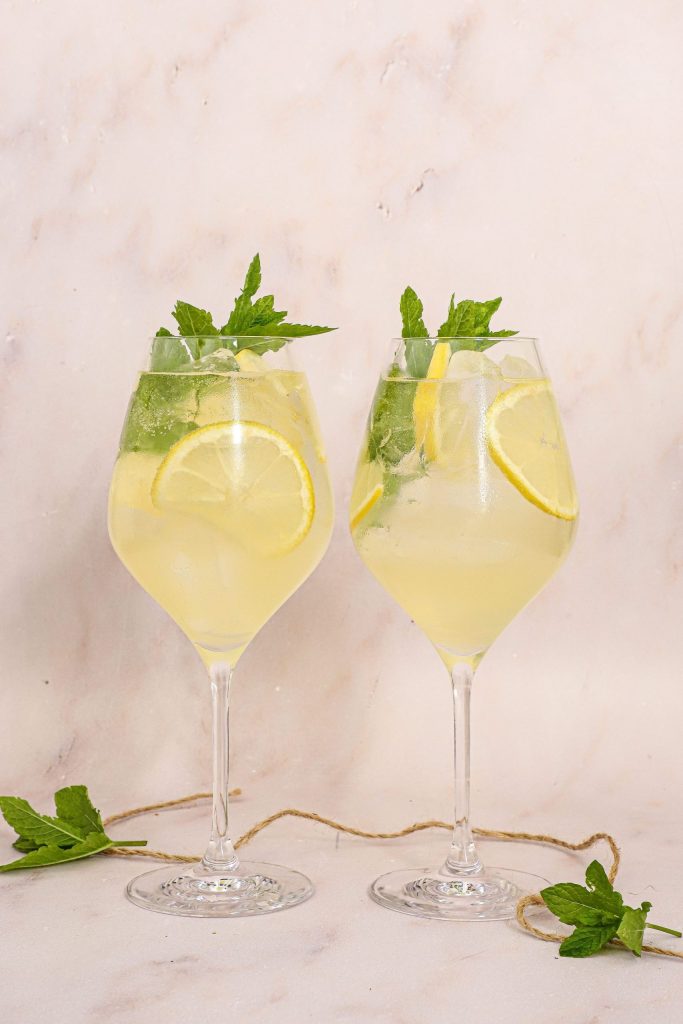 Forfriskende Limoncello Spritz serveret med isterninger og citronskive – en perfekt sommerdrink.