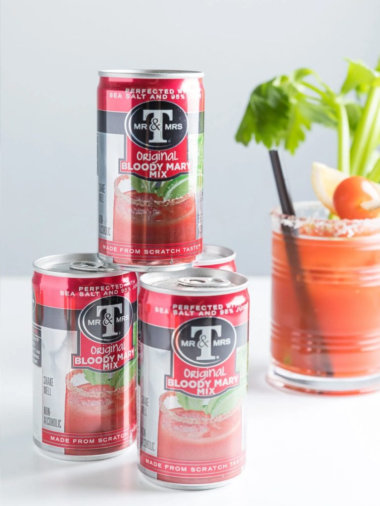 Dåse med Mr. & Mrs. T Bloody Mary Mix – en klassisk tomatbaseret cocktailblanding klar til servering eller brug i drinks.