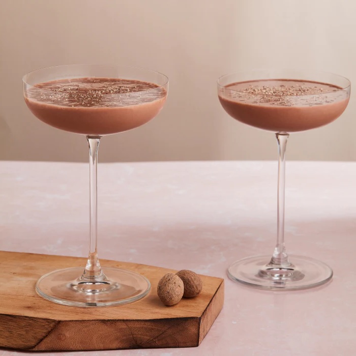 Alexander-ish cocktail i lavt glas med isterninger og skum på toppen – en moderne, alkoholfri fortolkning af den klassiske Alexander.