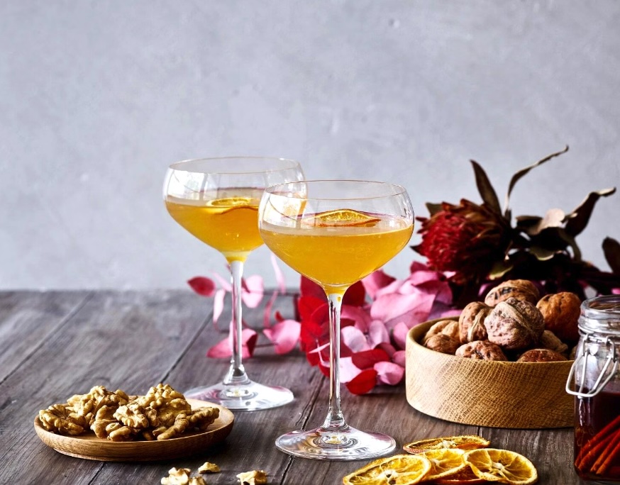 Chai Spice Sidecar cocktail i klassisk cocktailglas med brunlig nuance og sukkerkant – en krydret og elegant fortolkning af den klassiske Sidecar.