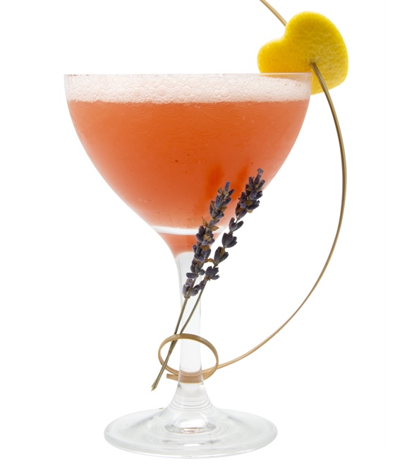 Cupid’s Curse cocktail i coupette-glas med lyserød farve og romantisk udtryk – perfekt til Valentinsdag eller festlige anledninger.